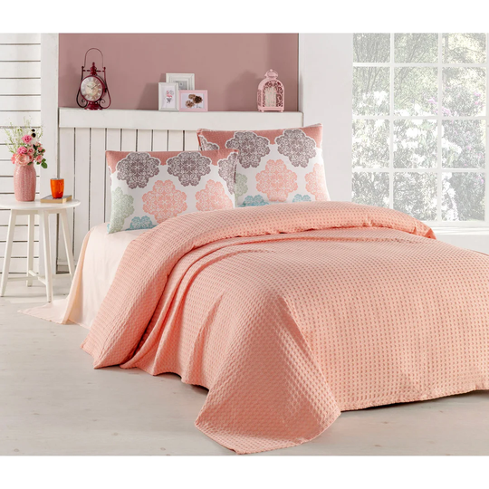 Travara Pique Blanket Set with 2 Pillows